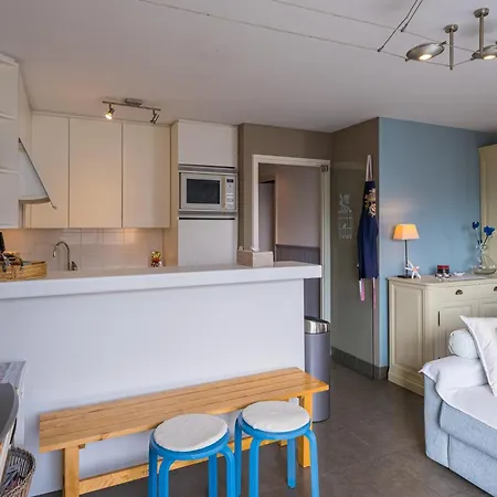 Apartment Four Seven - 0102 + Box 1 *